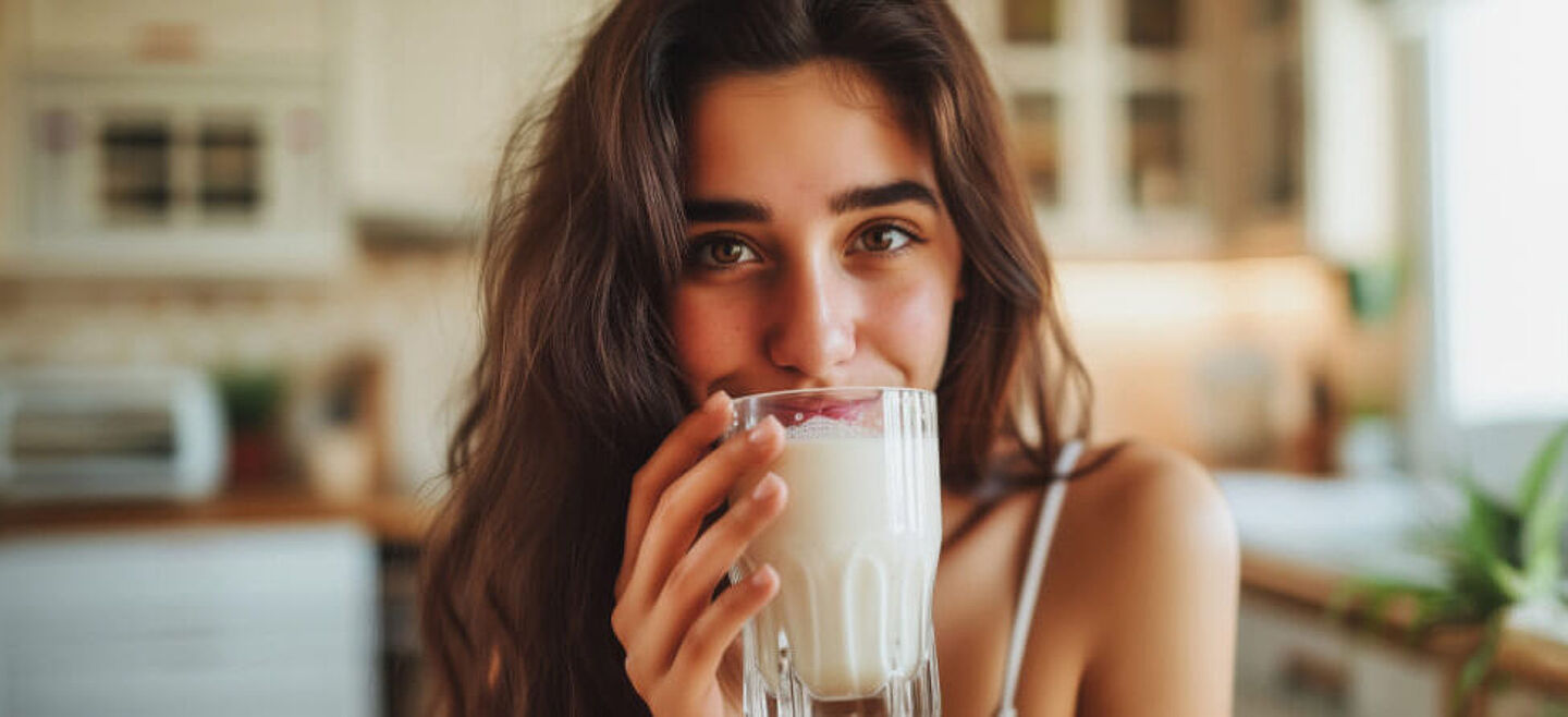 Uma mulher com um copo de leite