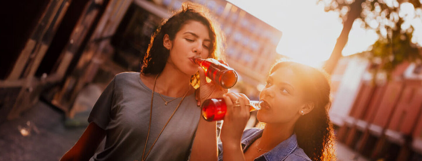 Zwei Frauen trinken Saftschorle