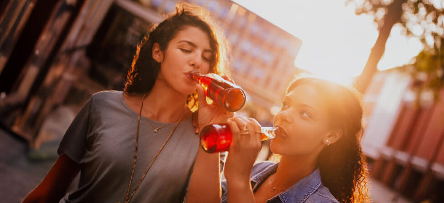 Dos mujeres bebiendo salpicaduras de fruta