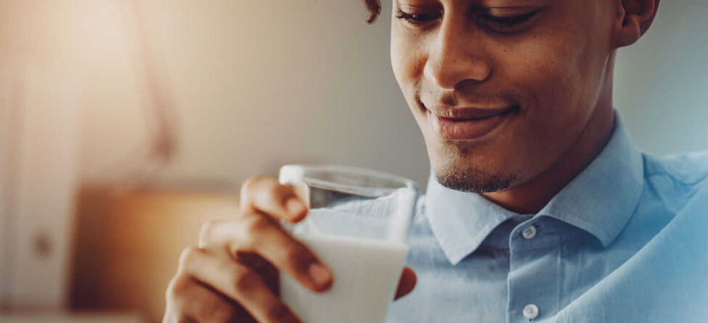 Ein Mann mit einem Glas Milch