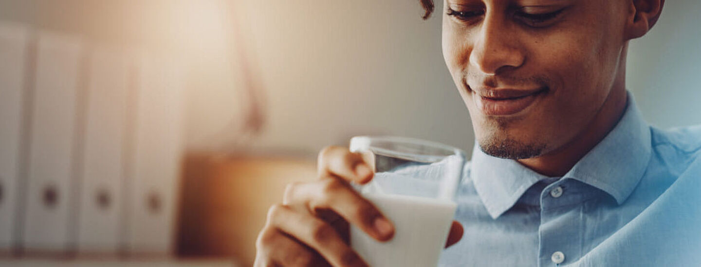 Ein Mann mit einem Glas Milch