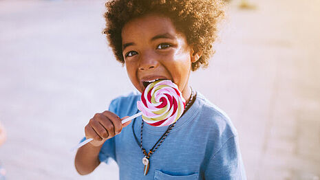 一个孩子在吃棒棒糖