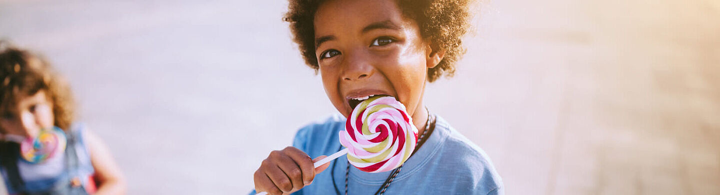 一个孩子在吃棒棒糖