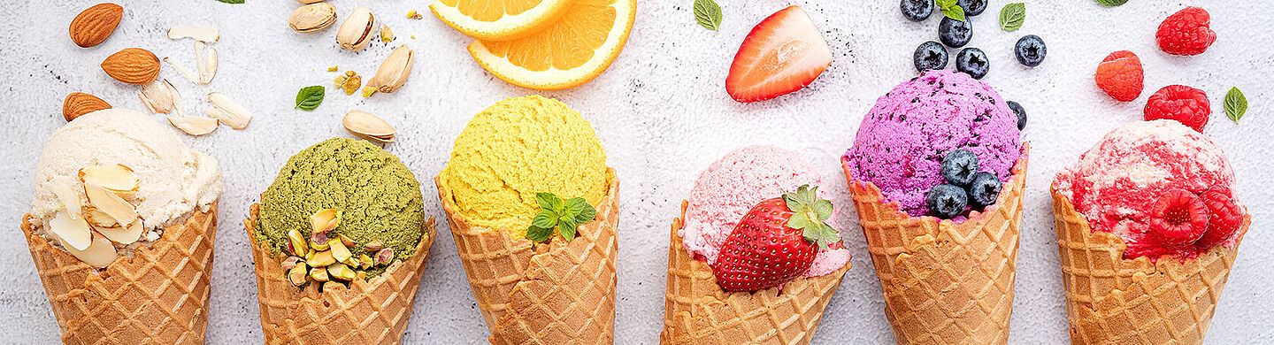 gelados de varios sabores de fruta e de frutos secos
