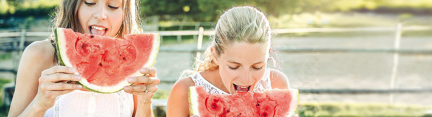 Kleine Mädchen, die Wassermelone essen
