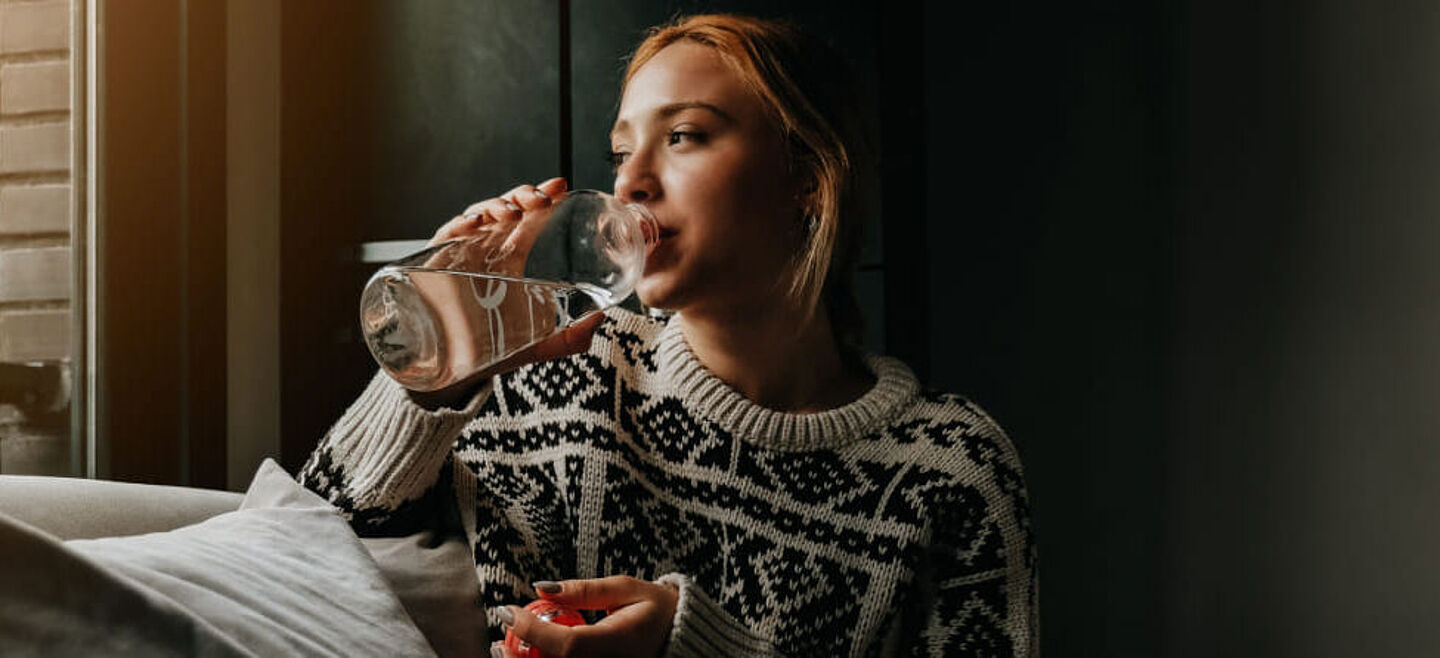 mujer tomando aqua