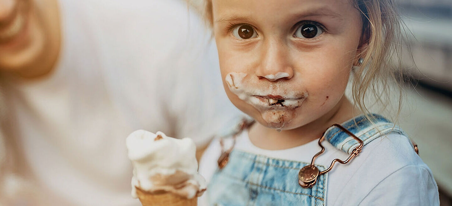 kleines Mädchen, das Eis isst