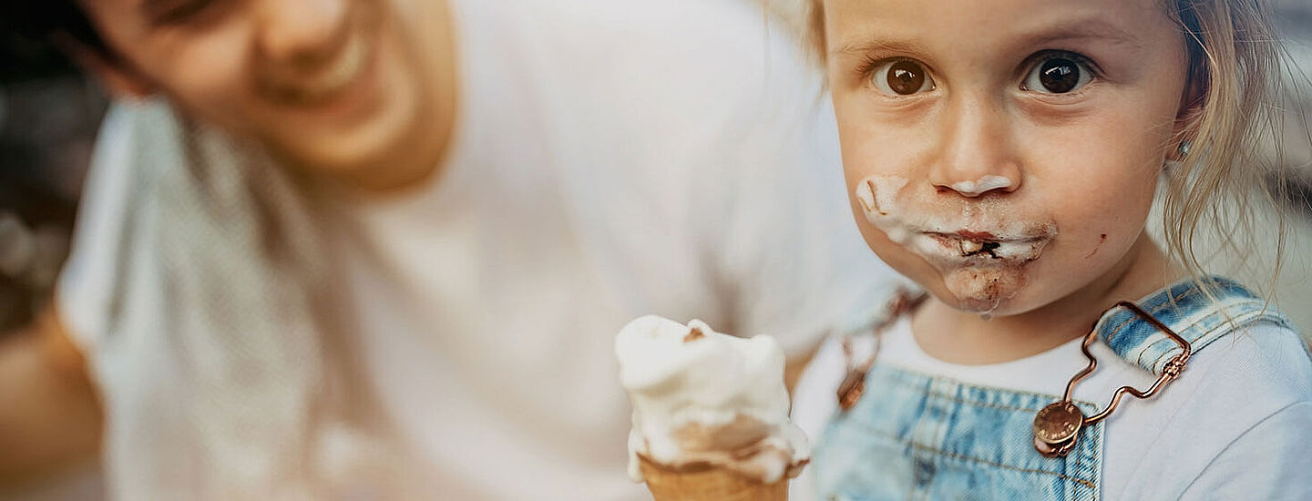 menina a comer gelado