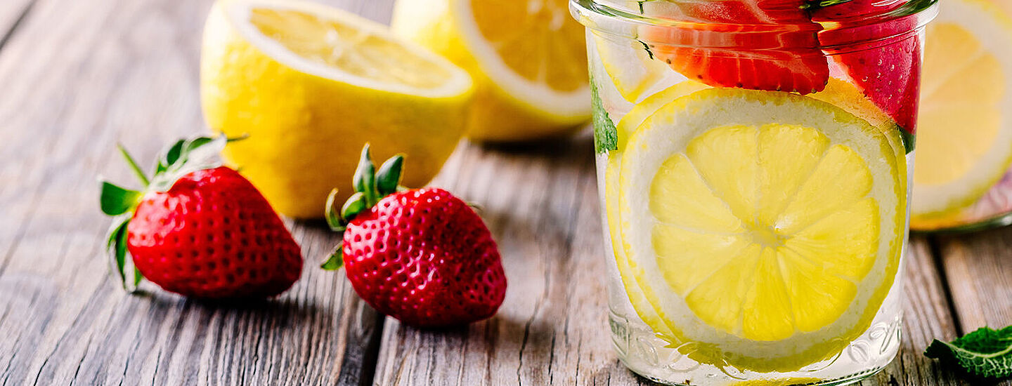 vaso con agua, limón y fresa