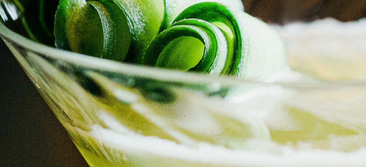 piralförmige Gurke in einem Glas mit Eis