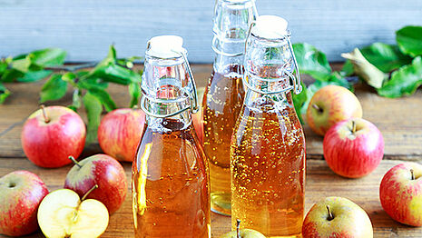 Cidergläser auf dem Tisch