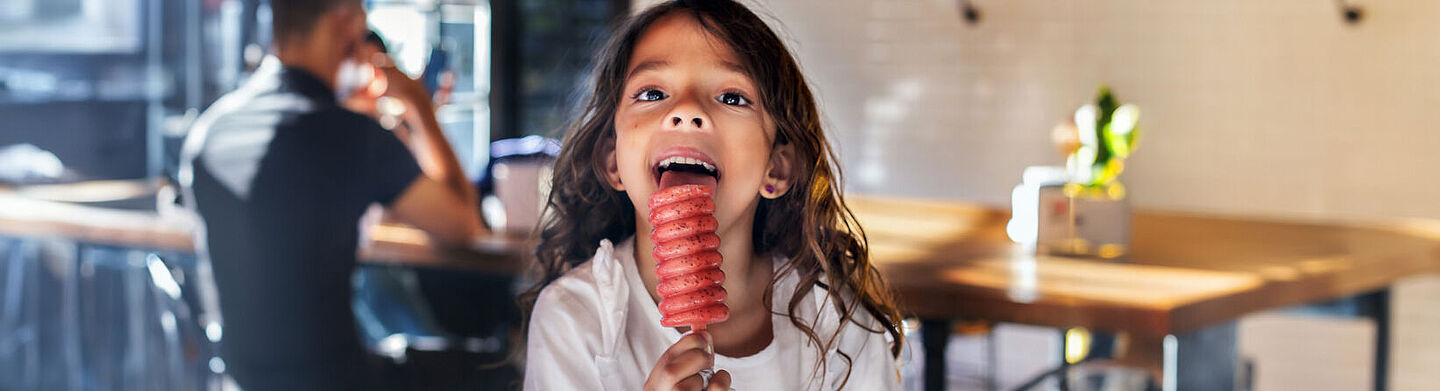 La niña come helado