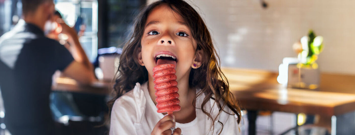 La niña come helado