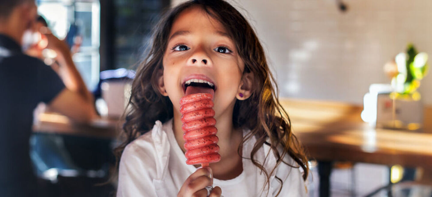 La niña come helado