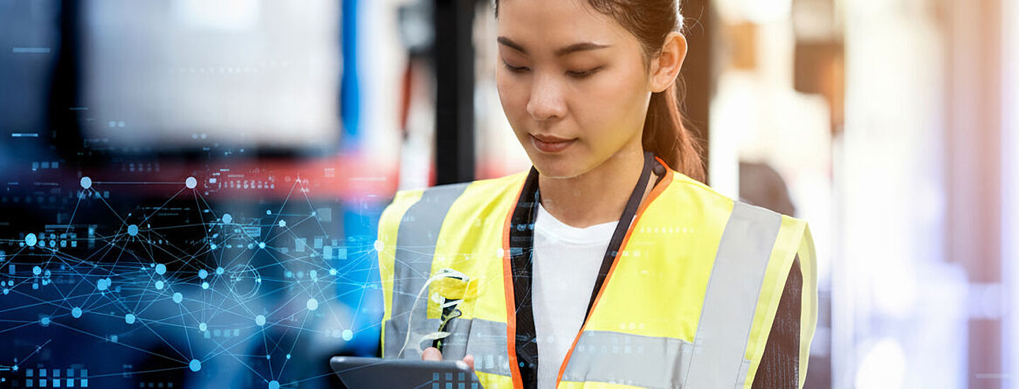 Una mujer lleva un chaleco de seguridad vial y escribe en un portapapeles