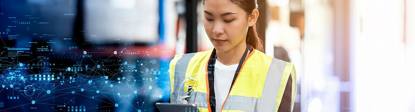 Una mujer lleva un chaleco de seguridad vial y escribe en un portapapeles