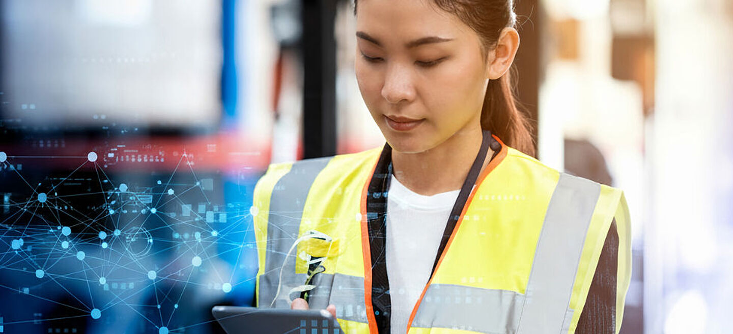 Una mujer lleva un chaleco de seguridad vial y escribe en un portapapeles