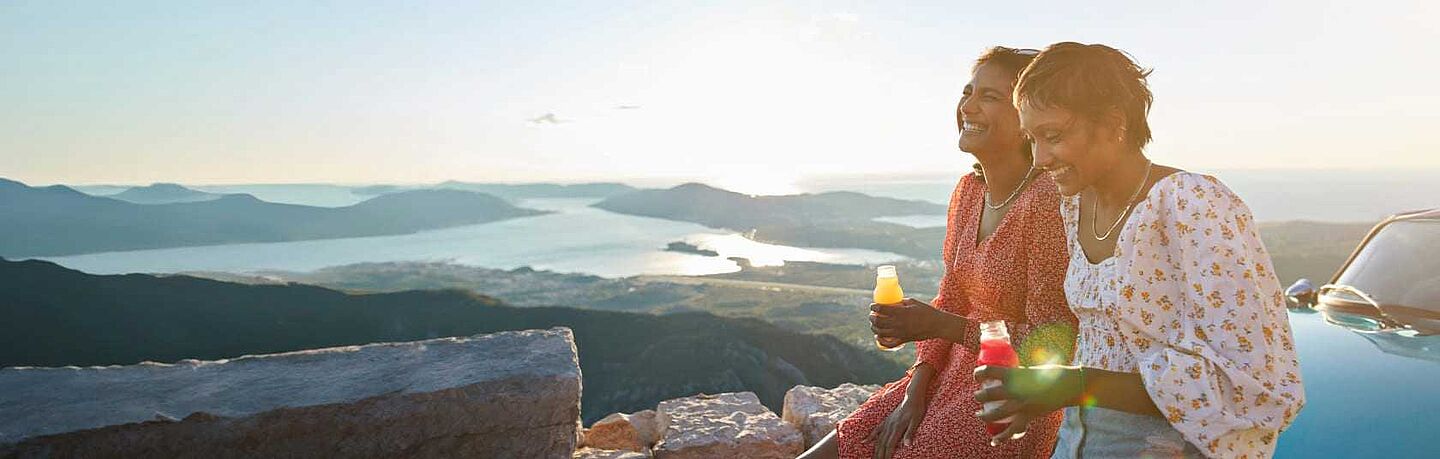 mulheres se divertindo tomando suco
