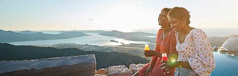 mulheres se divertindo tomando suco