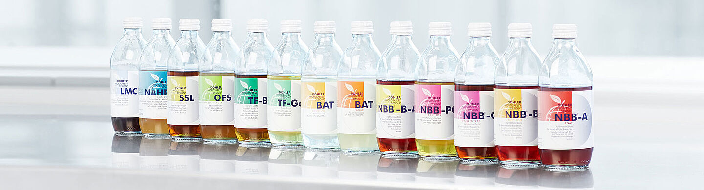 verschiedenfarbige Flüssigkeiten in verschiedenen Flaschen