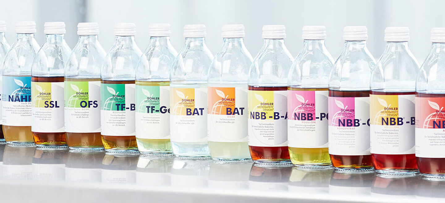 verschiedenfarbige Flüssigkeiten in verschiedenen Flaschen