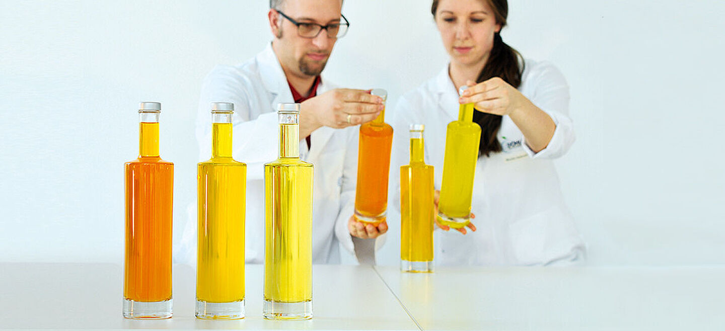 Botella con líquido naranja