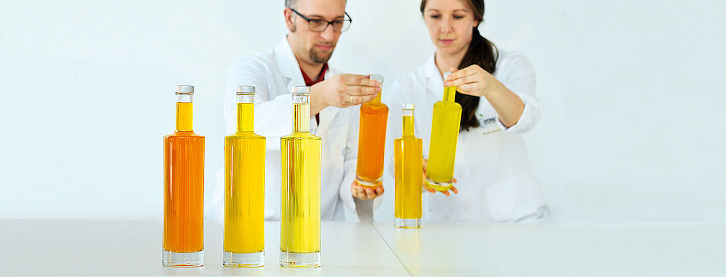 Botella con líquido naranja