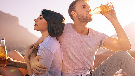 Ein Mann und eine Frau trinken Cider