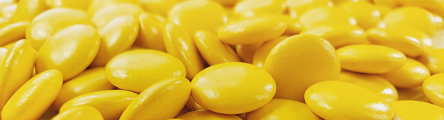 [Translate to Türkisch:] gelbe glasige Süßigkeit