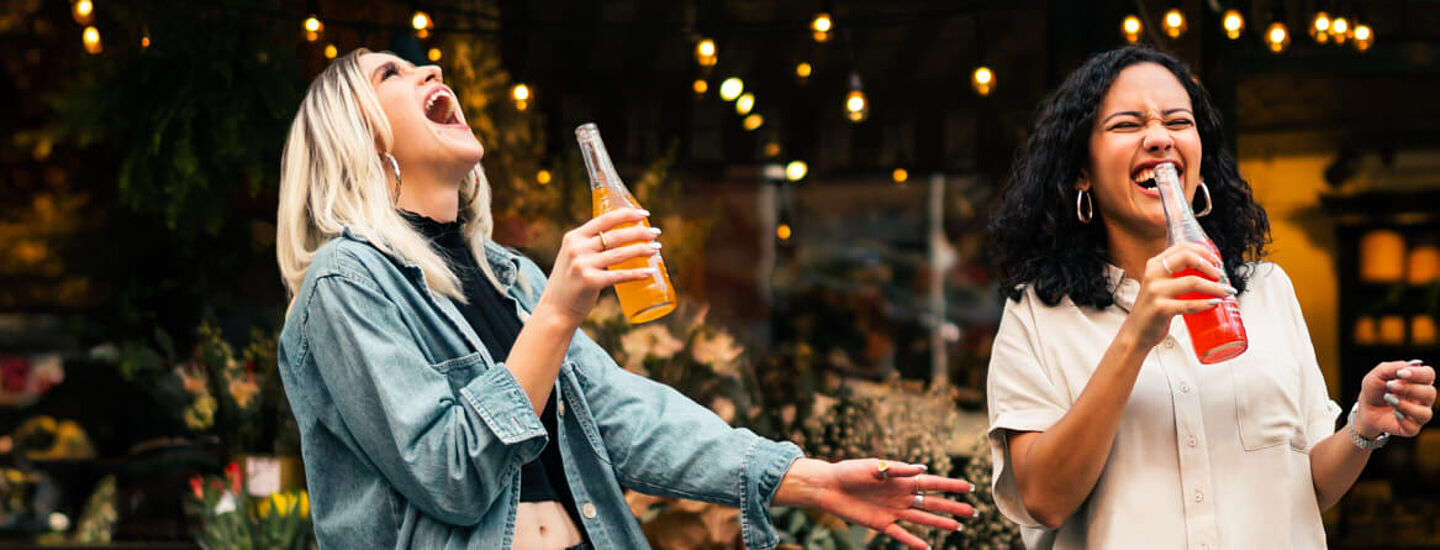 meninas se divertindo com refrescos