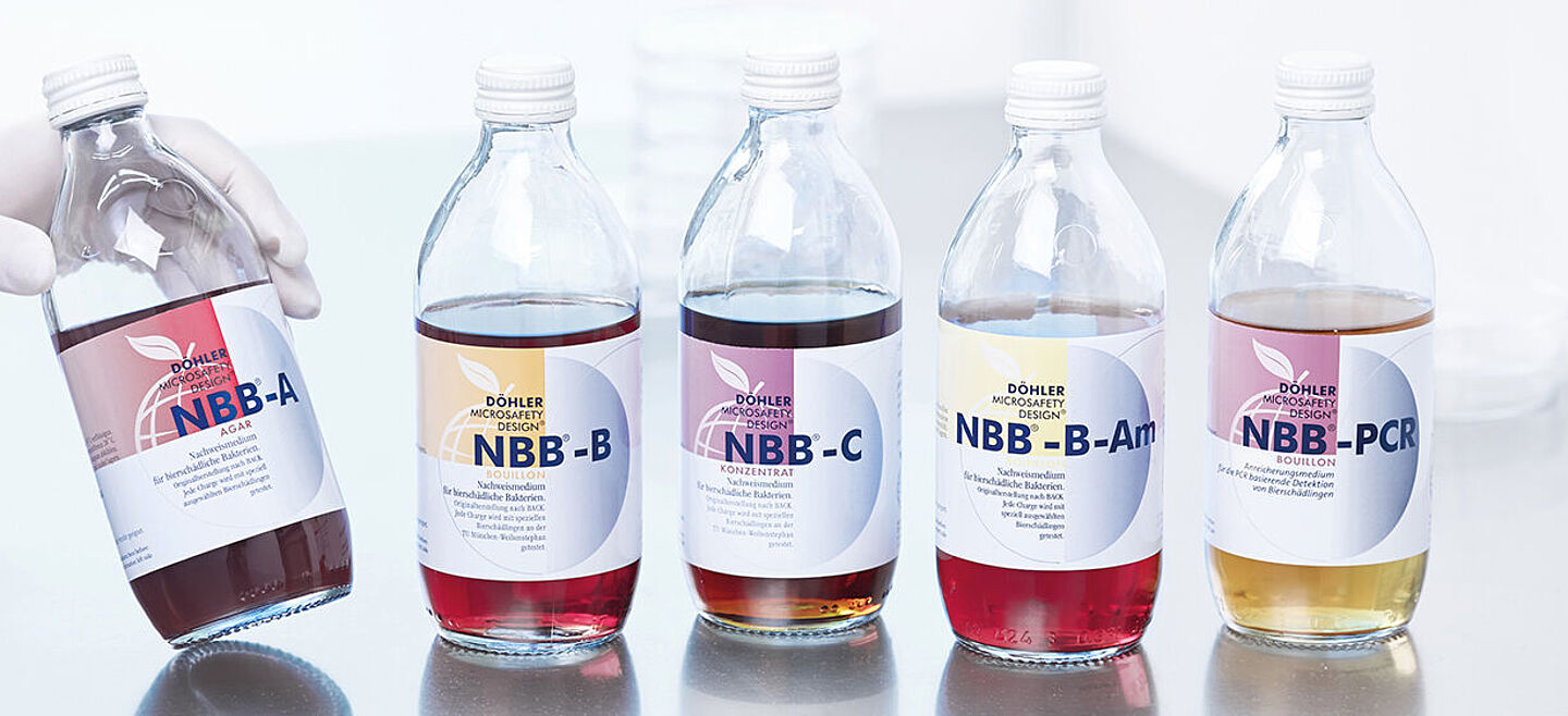 5 botellas de NBB en un entorno de laboratorio