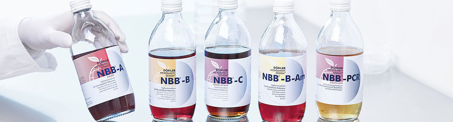 5 NBB-Flaschen in einer Laborumgebung