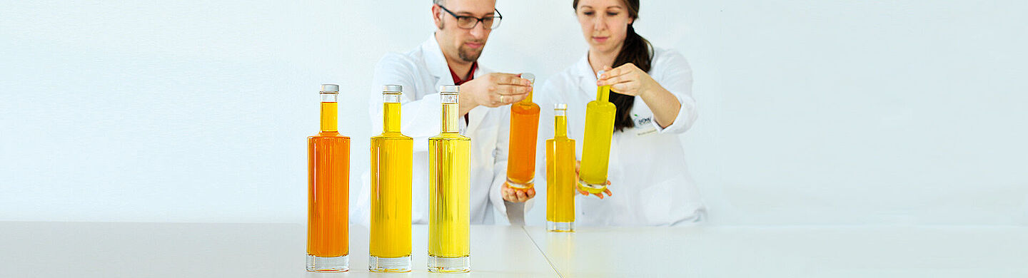 garrafas com liquido laranja de diferentes tons