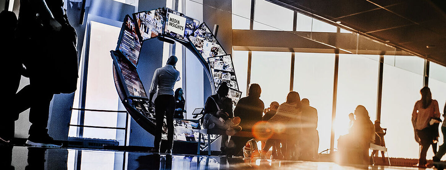 人们在玻璃幕墙的办公大楼里工作