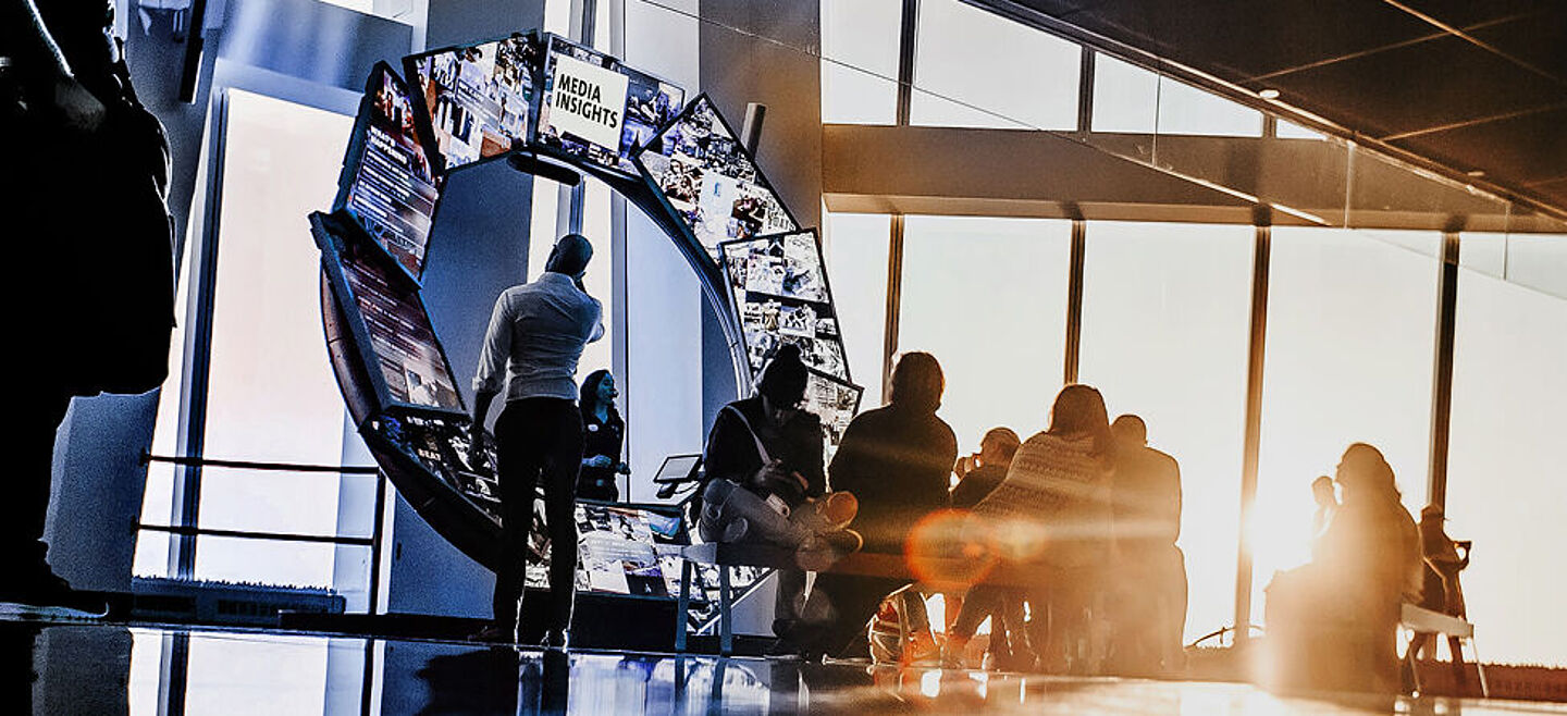 人们在玻璃幕墙的办公大楼里工作