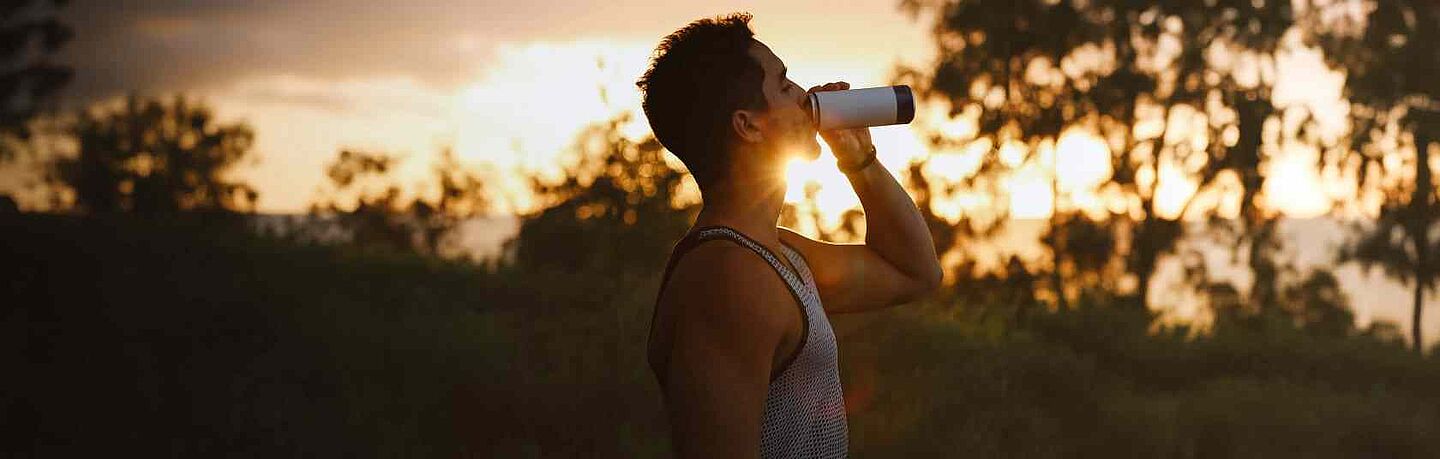 homem com bebida energetica