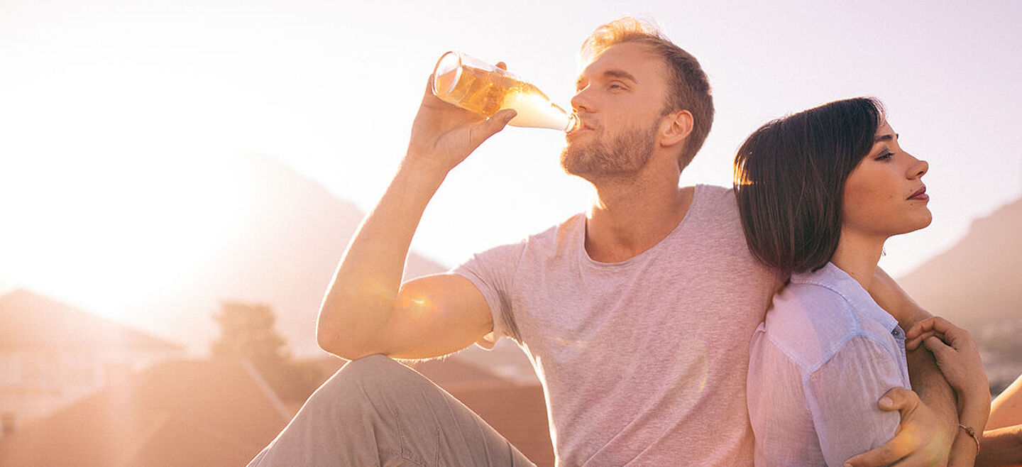 pareja bebiendo bebidas de malta