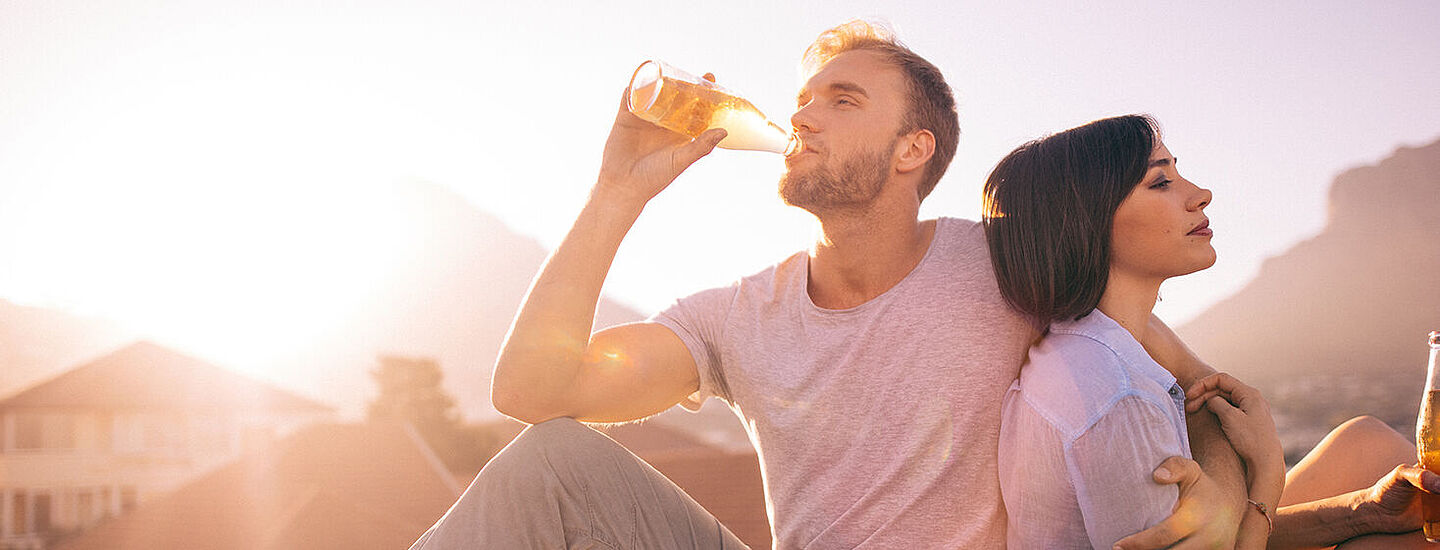 pareja bebiendo bebidas de malta