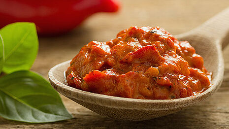 Salsa roja en una cuchara
