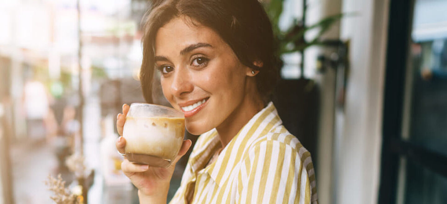 mulher com cafe