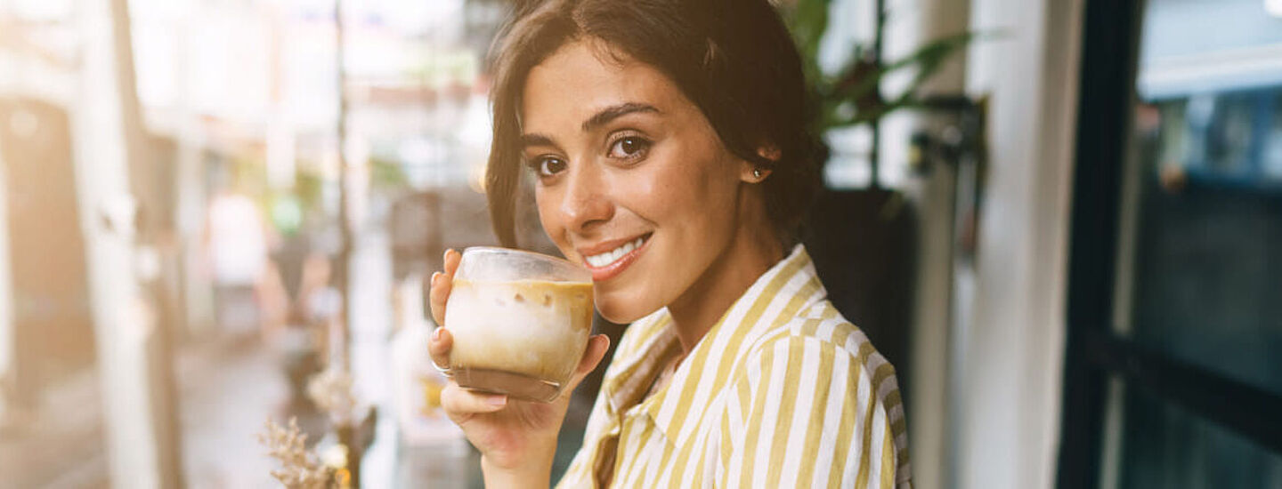 mulher com cafe