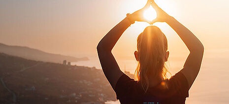 Frau im Sonnenuntergang