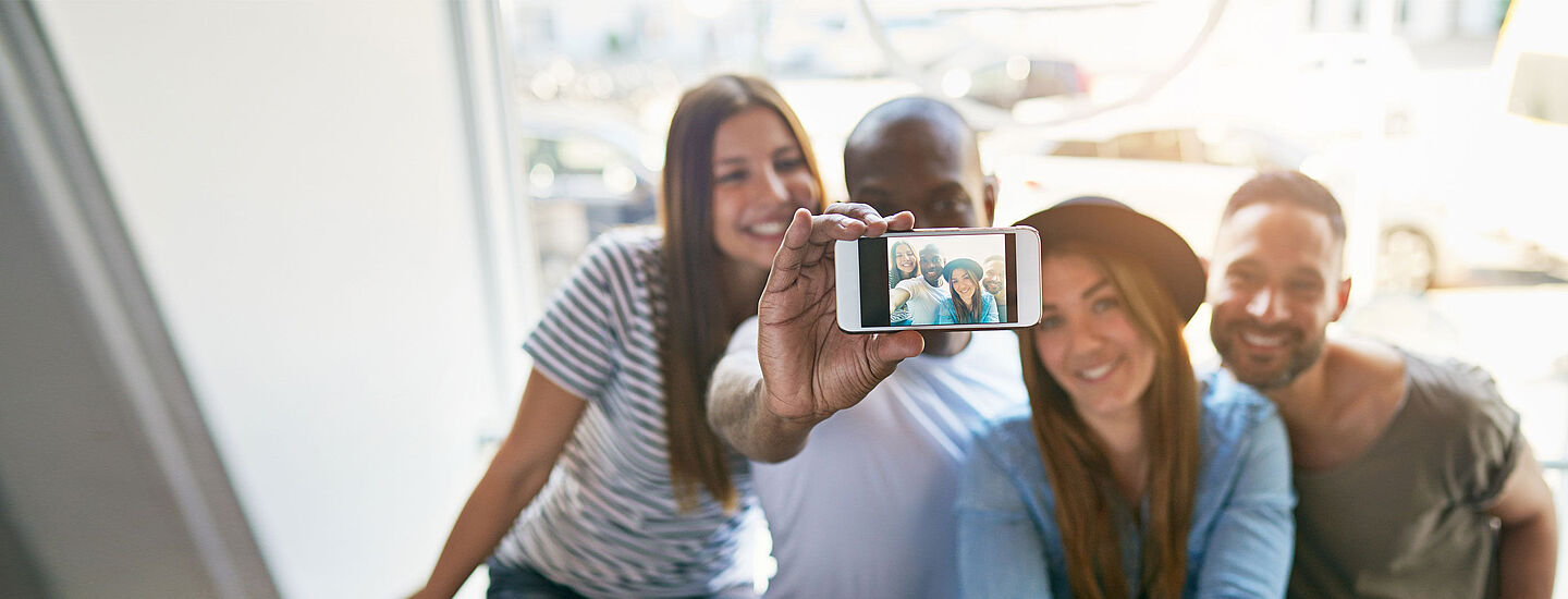 Vier Personen machen ein Selfie