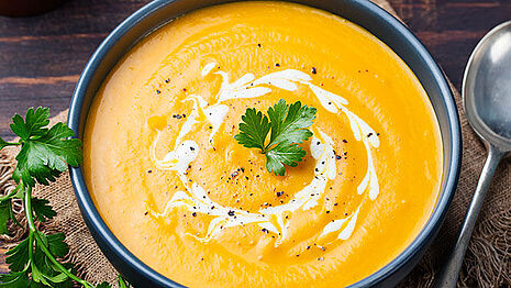 Sopa anaranjada con semillas