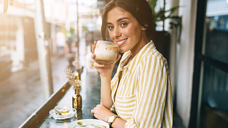 mulher com café
