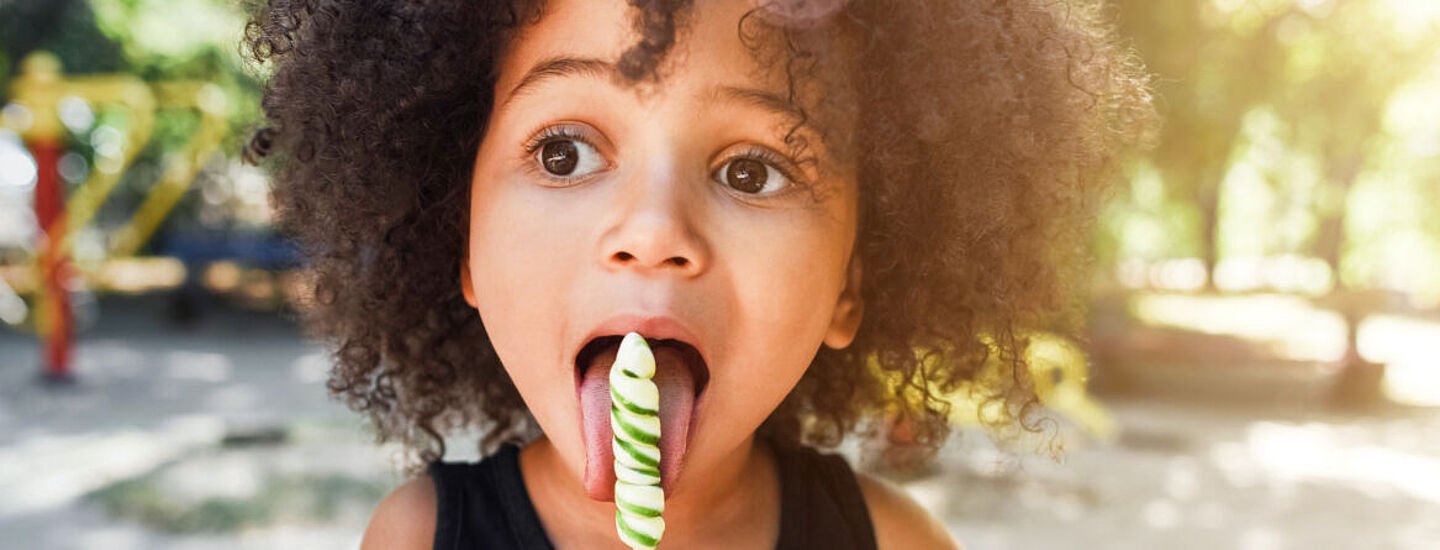 criança comendo um pirulito