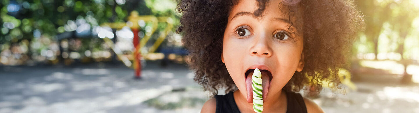 criança comendo um pirulito