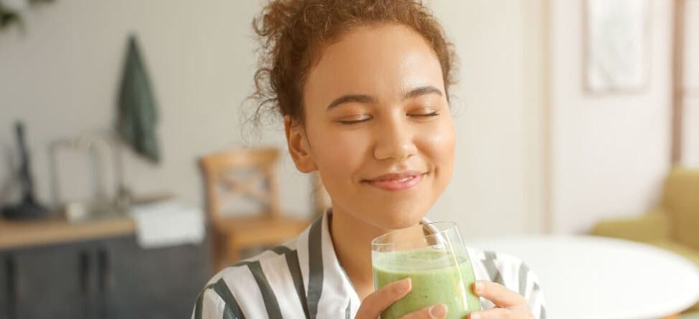 mujer con smoothie