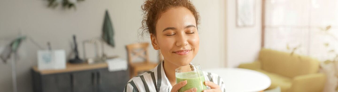 mujer con smoothie