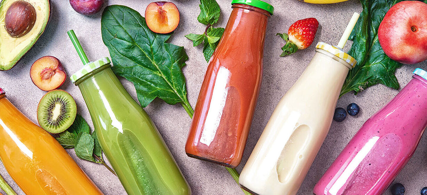 Bunte Obst- und Gemüseflaschen mit Saft oder Smoothie